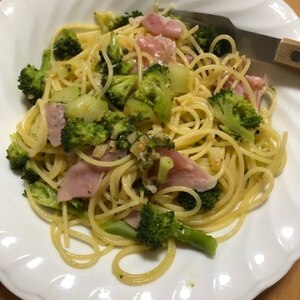 ブロッコリーと生ハムのパスタ